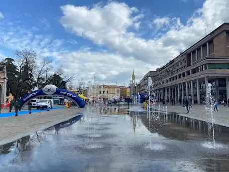 Photo de Piazza della Vittoria