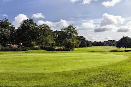 Photo de Ferndown Forest Golf Course & Toptracer Driving Range