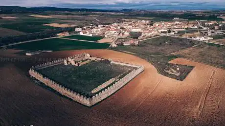 Photo de Castillo-palacio de los condes de Benavente