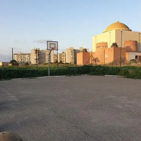 Campo da gioco all'aperto per pallacanestro