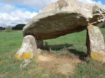 Dolmen De La Roche Aux Loups Ã? Brrgon