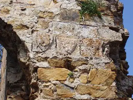 Antica porta del Castello Salvaterra (in rovina)