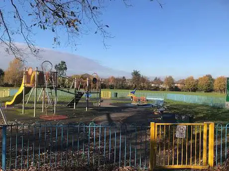 Photo de Fairlands park children's playground