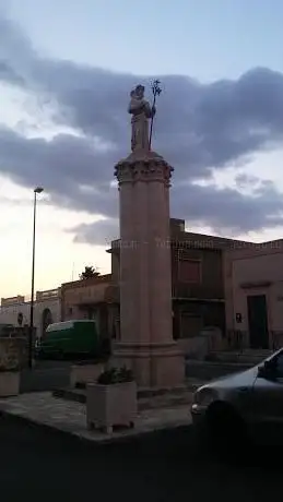 Photo de Column with a statue of St. Joseph the Worker