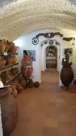 Photo de Cueva Museo de AlfarerÃ­a La Alcazaba
