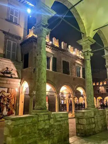 Loggia dei Mercanti