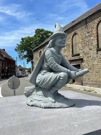 Statue des Â« Sorcières de Stambruges Â».