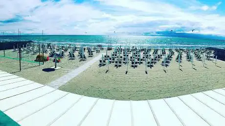 Photo de La Rondine - Stabilimento balneare - Ristorante - Chalet