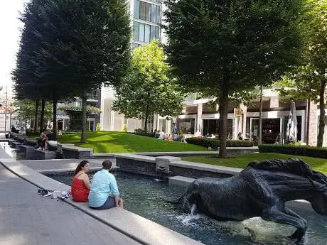 Photo de Piazza Walk