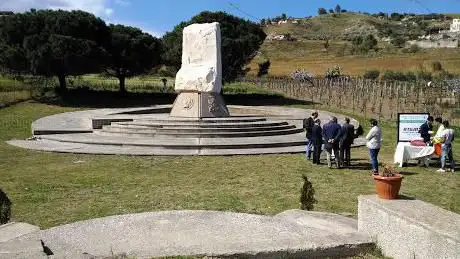 Photo de Monumento Al 38° Parallelo