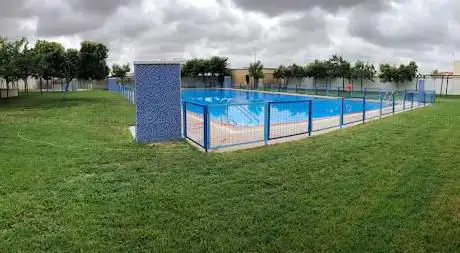 Photo de Piscina Municipal Lóbon