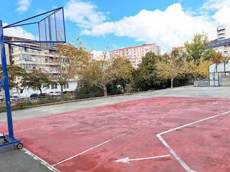 Cancha de Baloncesto con una Canasta