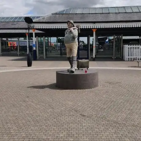 Photo de Jolly Fisherman Statue
