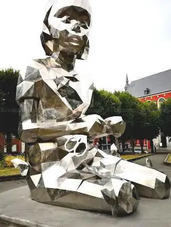 Statue de la fille aux ciseaux et aux papillons
