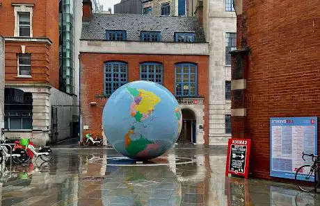 Photo de The World Turned Upside Down
