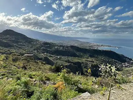 Photo de Footpath to Taormina