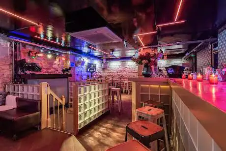 Photo de Bar de nuit Marais - Bar à cocktail  karaoké et Happy Hour de 19 h à 21 h