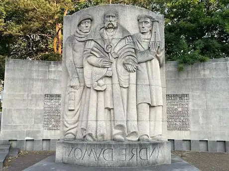 André Dumont monument