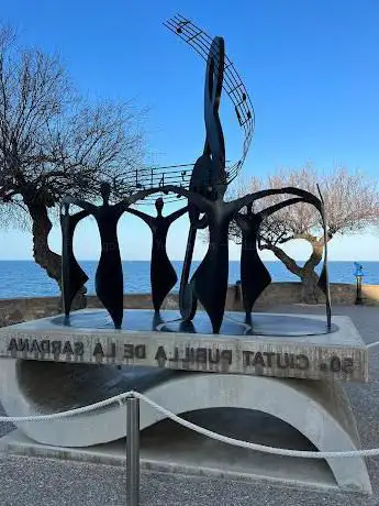 Photo de Monument a la 50a Ciutat pubilla de la sardana