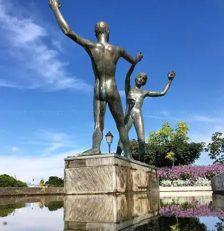 Escultura de los dos jovenes