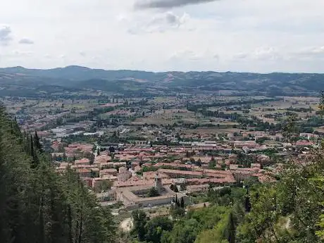 Photo de Rocca Maggiore del Monte Ingino