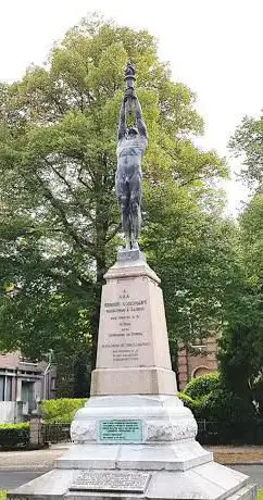 Estatua De Francesc Ferrer I Guardia