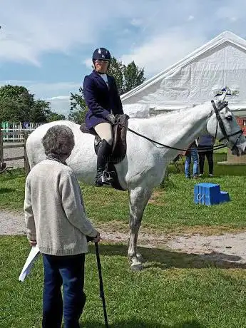 Comeytrowe Equestrian