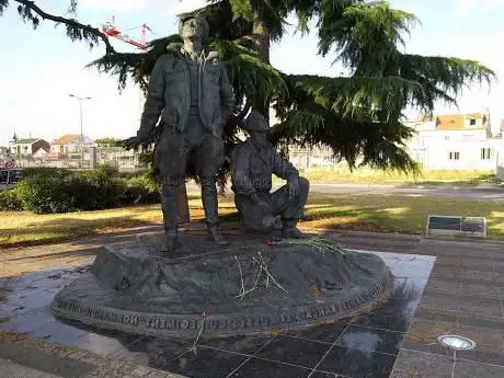 Monument à la mémoire et en hommage aux glorieux pilotes français du régiment 