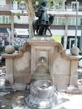 Photo de Little Red Riding Hood fountain