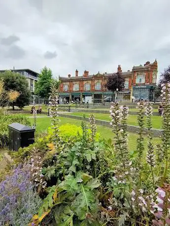Photo de All Saints Square