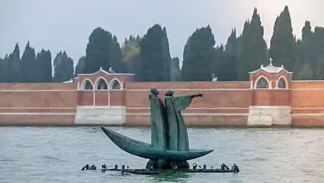 Photo de La Chiatta di Dante (Dante e Virgilio scultura in bronzo di Georgy Frangulyan)