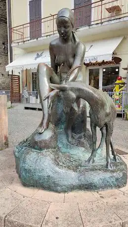 La donna nuda e la capra