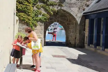 Photo de Jeu de piste et chasse aux [K]uriosités pour visiter Concarneau en famille - Les Archi Kurieux