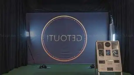 Get Out! Virtual Reality Escape Room