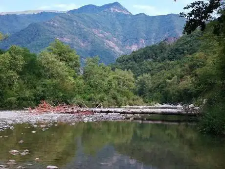 Photo de Spiaggia del Lago di Tumme