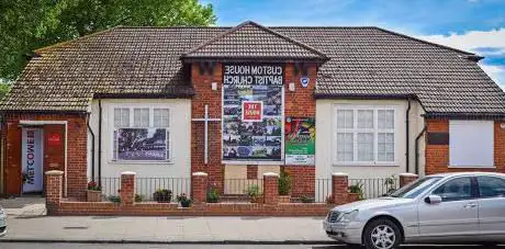 Photo de Custom House Baptist Church