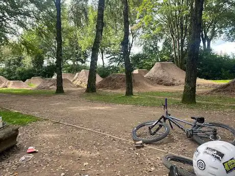 BMX BBQ Trails Dirt-Bahn + Pumptrack