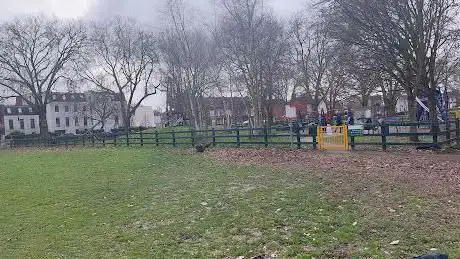 Photo de Ducketts Common Basketball Court