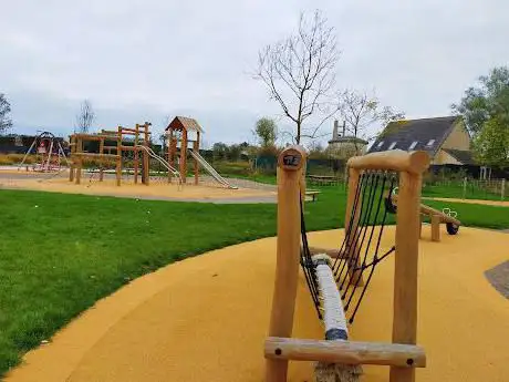 Parc avec balançoire fauteuil roulant