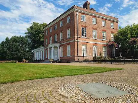 Photo de East Court Mansion