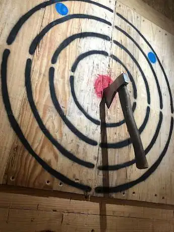 Photo de Battleaxe Cartagena Axe Throwing (tiro con hacha)