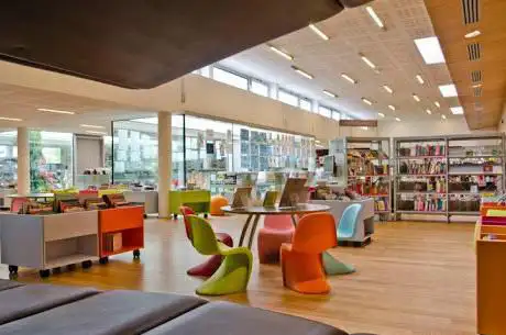 Photo de Library Le Passe Muraille