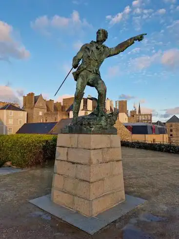 Statue de Robert Surcouf
