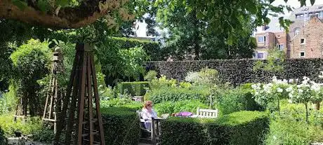 Photo de Verzonken tuin