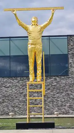 De man die de wolken meet