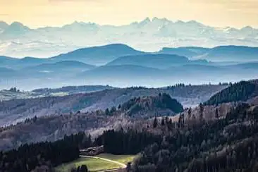 Photo de Aussicht bis in die Alpen