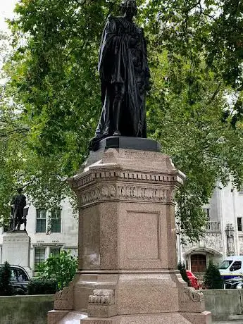 Photo de Statue of Benjamin Disraeli