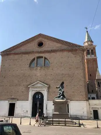 Photo de Church of Saint James Apostle