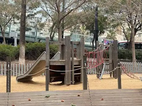 Photo de Parc infantil Plaça de Lesseps