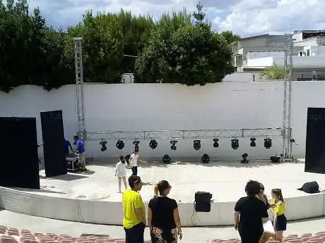 Photo de Anfiteatro all'aperto. Piazza Giovanni XXIII. San Giorgio Ionico. (TA)